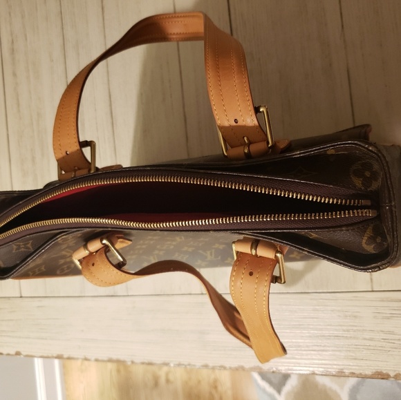 Louis Vuitton - Picture 3 of 8